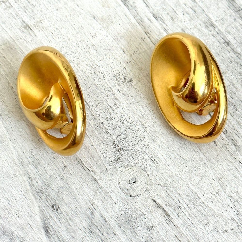 Vintage PEP gold tone clip on earrings